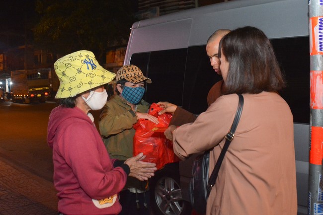 Giving Tet gifts to the homeless by Hoang Phap Pagoda 's Hieu and Thuong Group