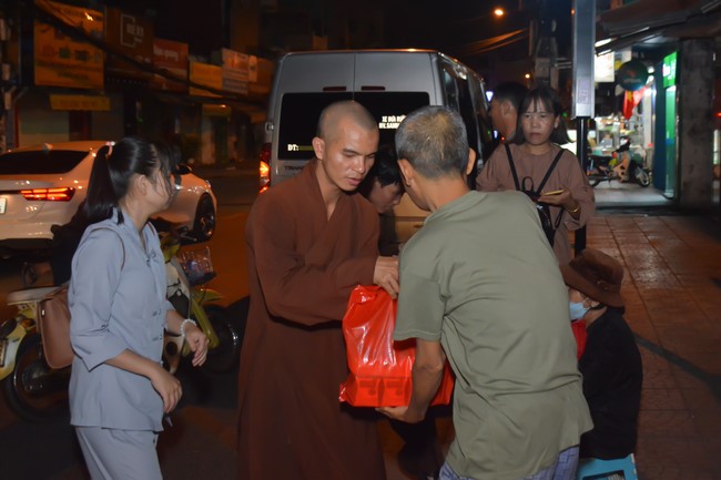 Giving Tet gifts to the homeless by Hoang Phap Pagoda 's Hieu and Thuong Group
