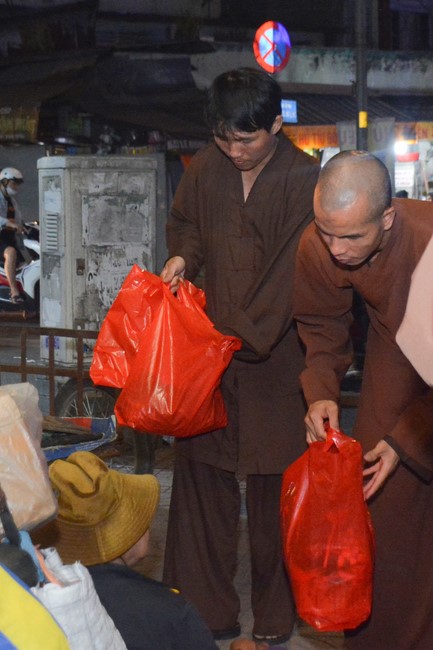 Giving Tet gifts to the homeless by Hoang Phap Pagoda 's Hieu and Thuong Group