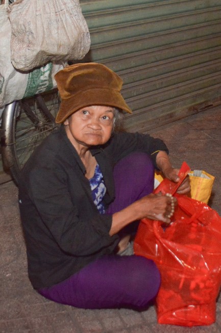 Giving Tet gifts to the homeless by Hoang Phap Pagoda 's Hieu and Thuong Group