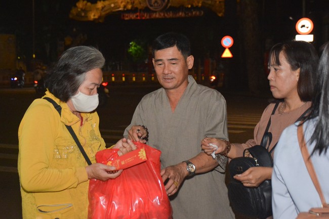 Giving Tet gifts to the homeless by Hoang Phap Pagoda 's Hieu and Thuong Group