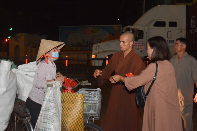 Giving Tet gifts to the homeless by Hoang Phap Pagoda 's Hieu and Thuong Group