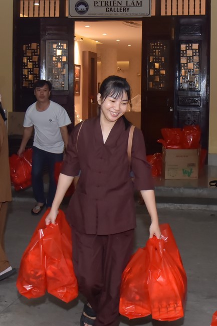 Giving Tet gifts to the homeless by Hoang Phap Pagoda 's Hieu and Thuong Group