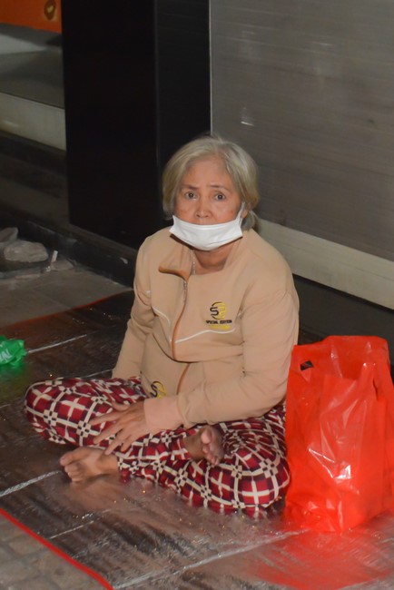 Giving Tet gifts to the homeless by Hoang Phap Pagoda 's Hieu and Thuong Group