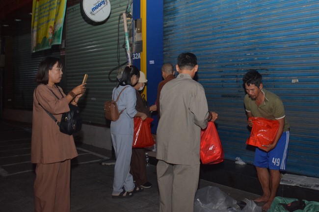 Giving Tet gifts to the homeless by Hoang Phap Pagoda 's Hieu and Thuong Group
