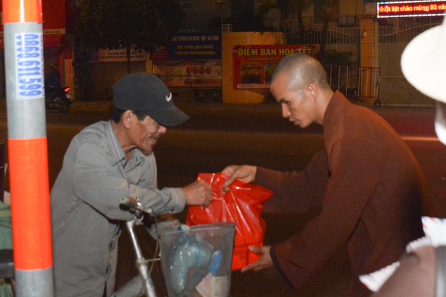 Giving Tet gifts to the homeless by Hoang Phap Pagoda 's Hieu and Thuong Group
