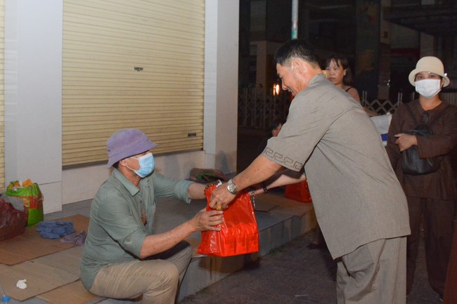 Giving Tet gifts to the homeless by Hoang Phap Pagoda 's Hieu and Thuong Group