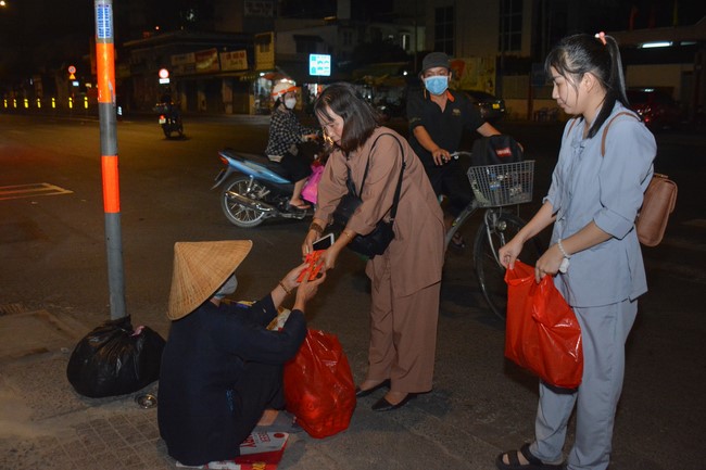 Giving Tet gifts to the homeless by Hoang Phap Pagoda 's Hieu and Thuong Group