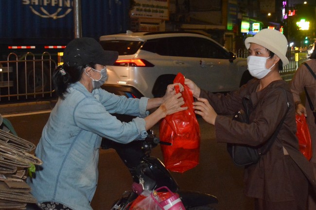 Giving Tet gifts to the homeless by Hoang Phap Pagoda 's Hieu and Thuong Group