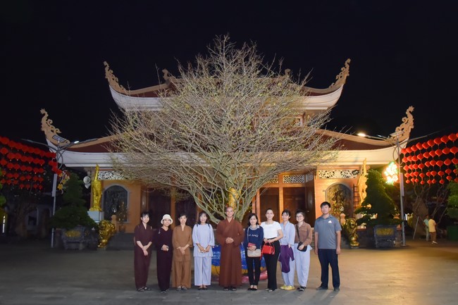 Giving Tet gifts to the homeless by Hoang Phap Pagoda 's Hieu and Thuong Group