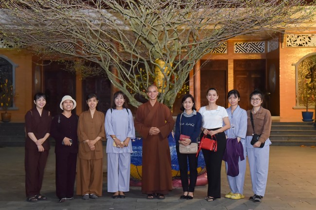 Giving Tet gifts to the homeless by Hoang Phap Pagoda 's Hieu and Thuong Group