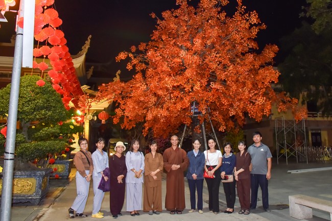 Giving Tet gifts to the homeless by Hoang Phap Pagoda 's Hieu and Thuong Group