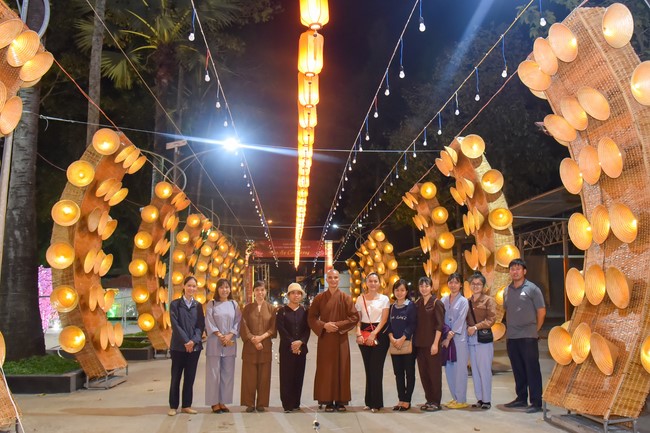 Giving Tet gifts to the homeless by Hoang Phap Pagoda 's Hieu and Thuong Group