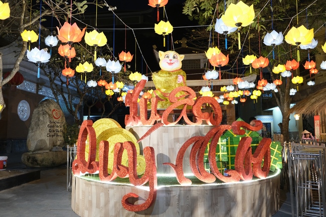 Toàn cảnh Chùa Hoằng Pháp lung linh trong những đêm cận Tết Quý Mão