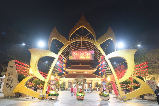 Toàn cảnh Chùa Hoằng Pháp lung linh trong những đêm cận Tết Quý Mão