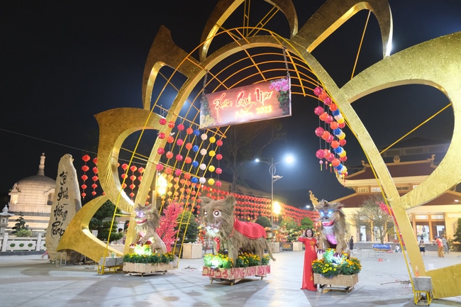 Toàn cảnh Chùa Hoằng Pháp lung linh trong những đêm cận Tết Quý Mão