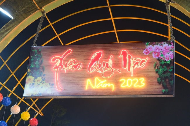 Toàn cảnh Chùa Hoằng Pháp lung linh trong những đêm cận Tết Quý Mão