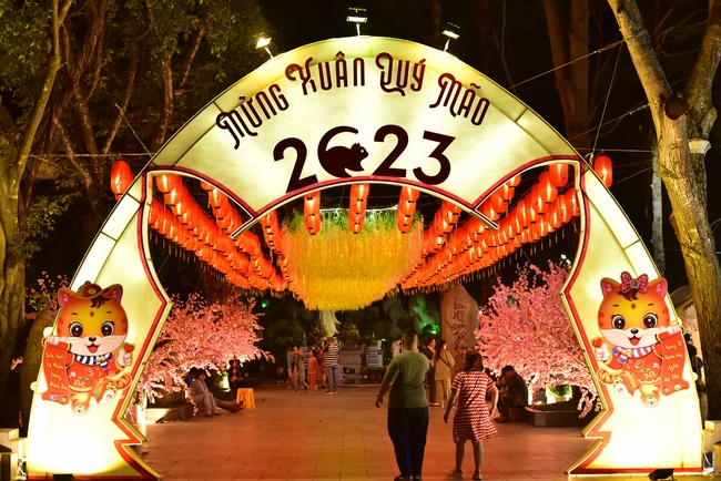 Toàn cảnh Chùa Hoằng Pháp lung linh trong những đêm cận Tết Quý Mão