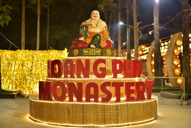 Toàn cảnh Chùa Hoằng Pháp lung linh trong những đêm cận Tết Quý Mão