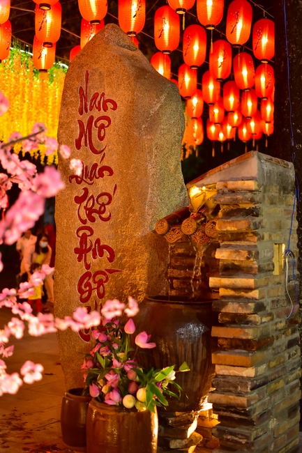 Toàn cảnh Chùa Hoằng Pháp lung linh trong những đêm cận Tết Quý Mão