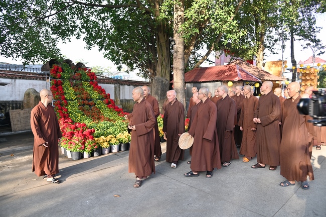 Welcome the Spring beside the Master