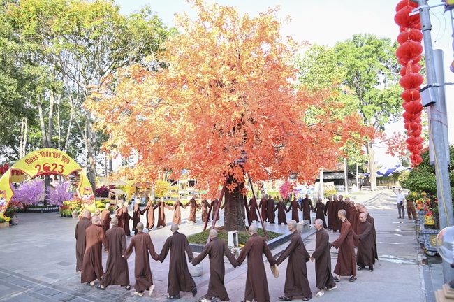 Welcome the Spring beside the Master