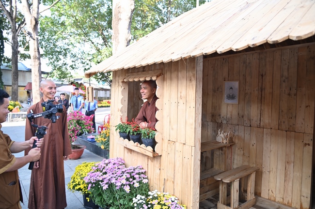 Welcome the Spring beside the Master