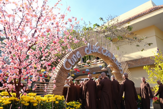 Welcome the Spring beside the Master