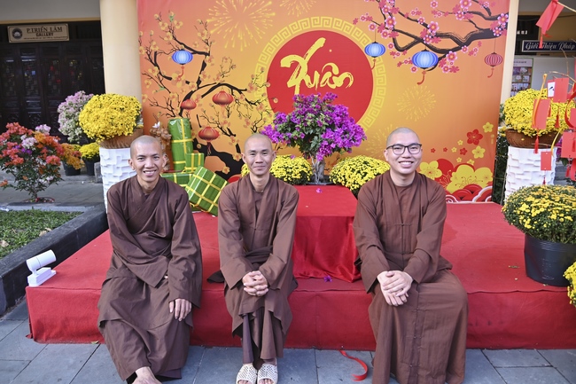 Welcome the Spring beside the Master