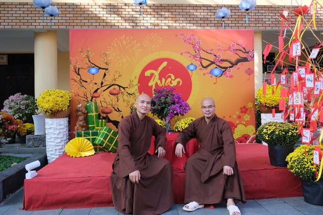 Welcome the Spring beside the Master