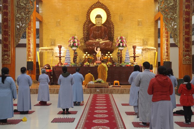 Welcoming New Year's Eve and the Lunar Year‘s First day at Giai Lam Pagoda - Ha Tinh