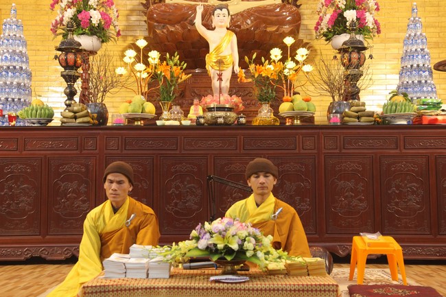 Welcoming New Year's Eve and the Lunar Year‘s First day at Giai Lam Pagoda - Ha Tinh