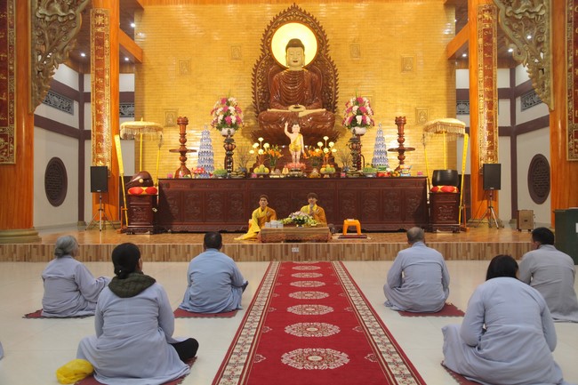 Welcoming New Year's Eve and the Lunar Year‘s First day at Giai Lam Pagoda - Ha Tinh
