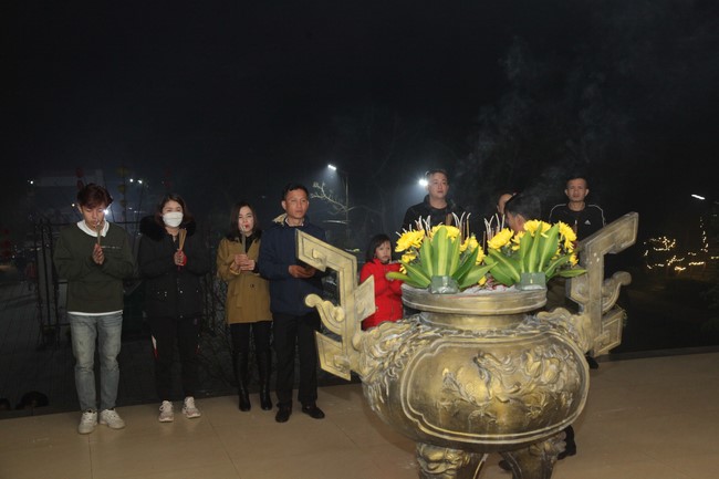 Welcoming New Year's Eve and the Lunar Year‘s First day at Giai Lam Pagoda - Ha Tinh