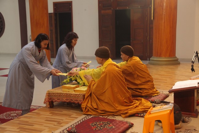 Welcoming New Year's Eve and the Lunar Year‘s First day at Giai Lam Pagoda - Ha Tinh