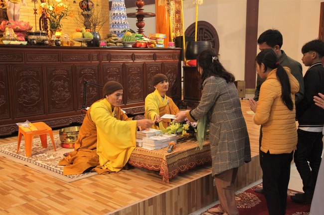 Welcoming New Year's Eve and the Lunar Year‘s First day at Giai Lam Pagoda - Ha Tinh