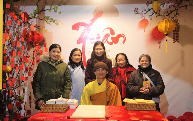 Welcoming New Year's Eve and the Lunar Year‘s First day at Giai Lam Pagoda - Ha Tinh