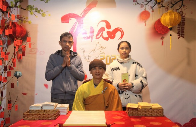 Welcoming New Year's Eve and the Lunar Year‘s First day at Giai Lam Pagoda - Ha Tinh