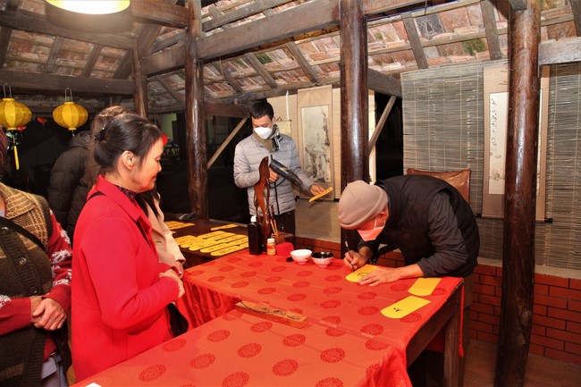 Welcoming New Year's Eve and the Lunar Year‘s First day at Giai Lam Pagoda - Ha Tinh