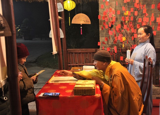 Welcoming New Year's Eve and the Lunar Year‘s First day at Giai Lam Pagoda - Ha Tinh
