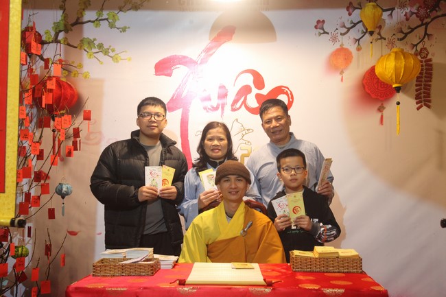 Welcoming New Year's Eve and the Lunar Year‘s First day at Giai Lam Pagoda - Ha Tinh