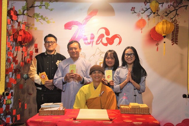 Welcoming New Year's Eve and the Lunar Year‘s First day at Giai Lam Pagoda - Ha Tinh