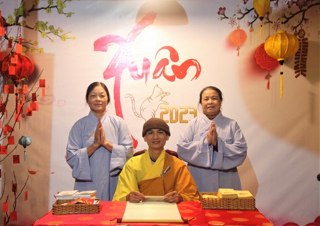 Welcoming New Year's Eve and the Lunar Year‘s First day at Giai Lam Pagoda - Ha Tinh
