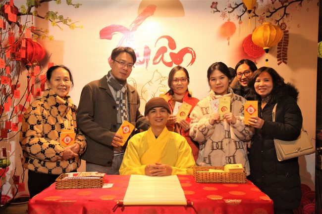 Welcoming New Year's Eve and the Lunar Year‘s First day at Giai Lam Pagoda - Ha Tinh