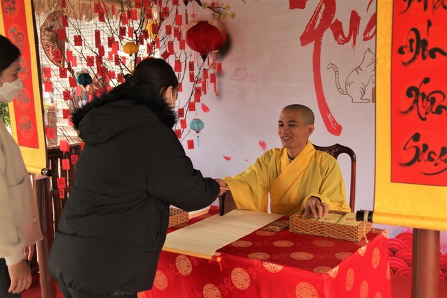Welcoming New Year's Eve and the Lunar Year‘s First day at Giai Lam Pagoda - Ha Tinh
