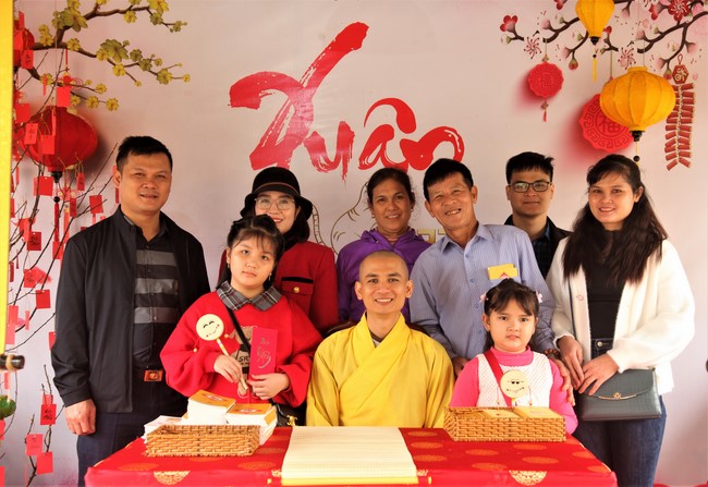 Welcoming New Year's Eve and the Lunar Year‘s First day at Giai Lam Pagoda - Ha Tinh