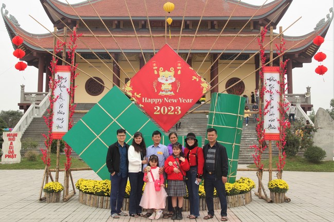 Welcoming New Year's Eve and the Lunar Year‘s First day at Giai Lam Pagoda - Ha Tinh