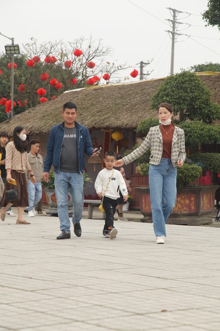Welcoming New Year's Eve and the Lunar Year‘s First day at Giai Lam Pagoda - Ha Tinh