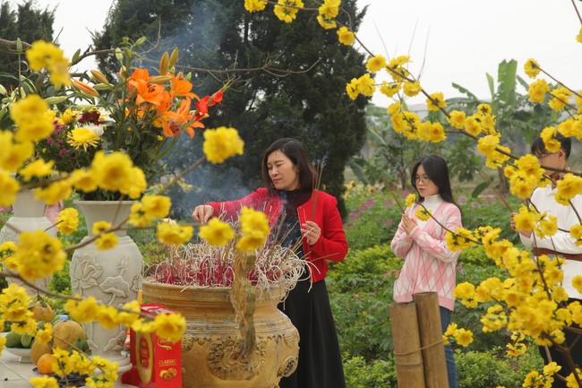 Welcoming New Year's Eve and the Lunar Year‘s First day at Giai Lam Pagoda - Ha Tinh