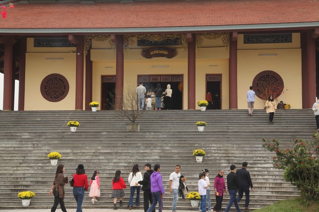 Welcoming New Year's Eve and the Lunar Year‘s First day at Giai Lam Pagoda - Ha Tinh